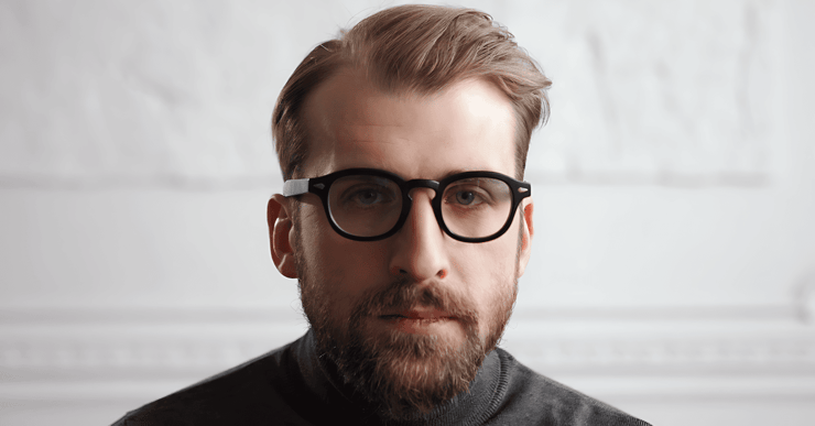 Man-with-glasses-portrait-with-fast-mode