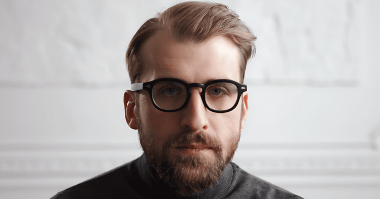 Man-with-glasses-portrait-with-high-quality